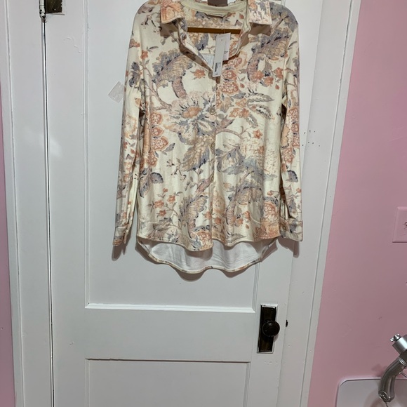 New with tags, soft surroundings, button up shirt
Size large - Picture 2 of 7